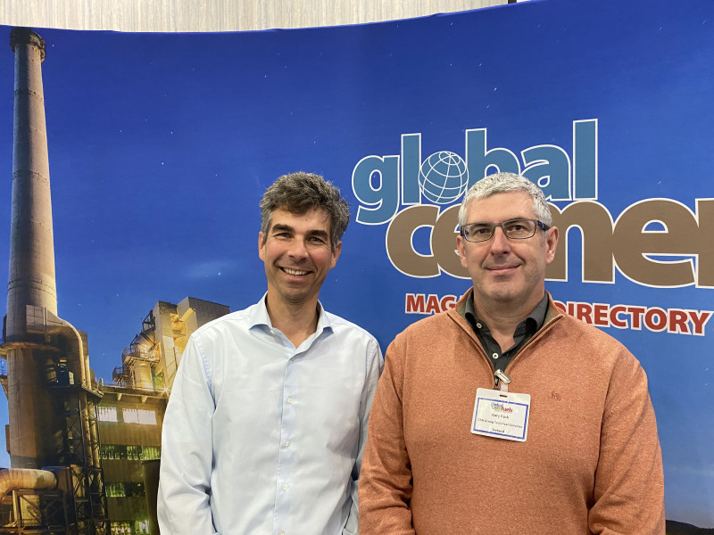 zwei Mitarbeiter von Swisscombi stehen vor einem plakat