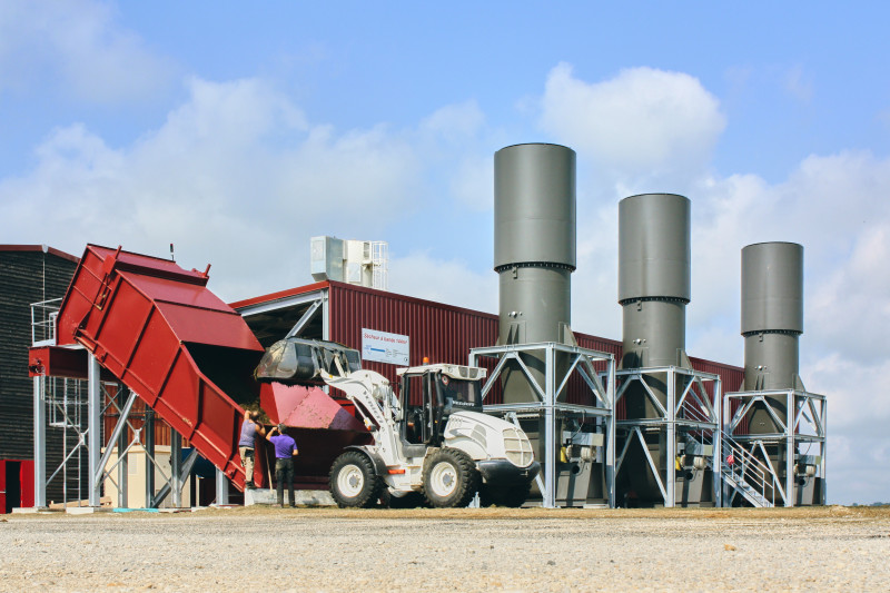 Eine Fabrikanlage vor blauem Himmel.